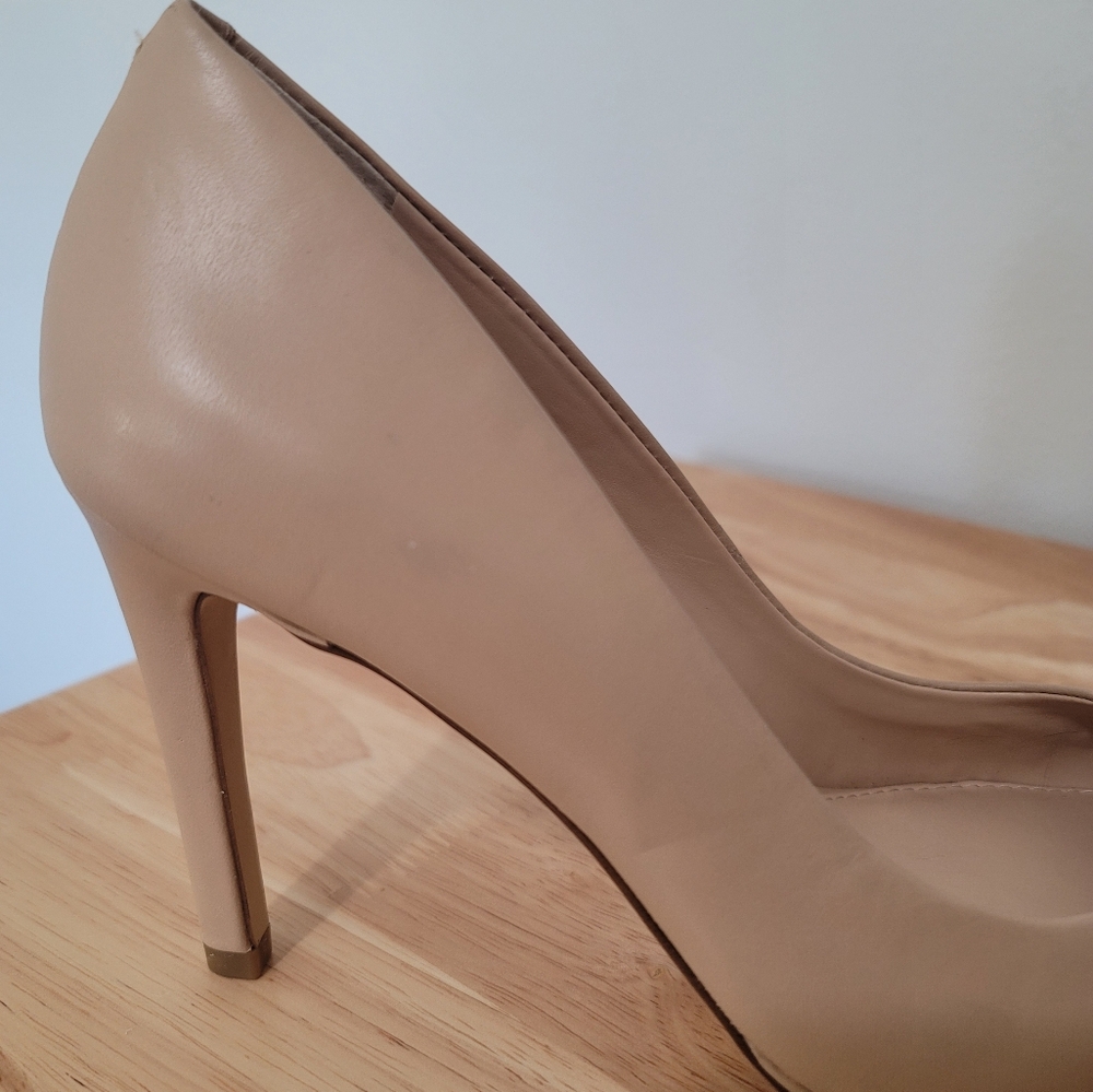 Bannana Republic Cream Stilettos size 7. With a 4 inch heel. Very crisp. - Picture 14 of 17